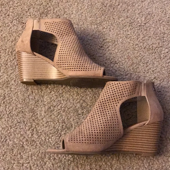 a.n.a Shoes - Light brown suede booties with cut outs
